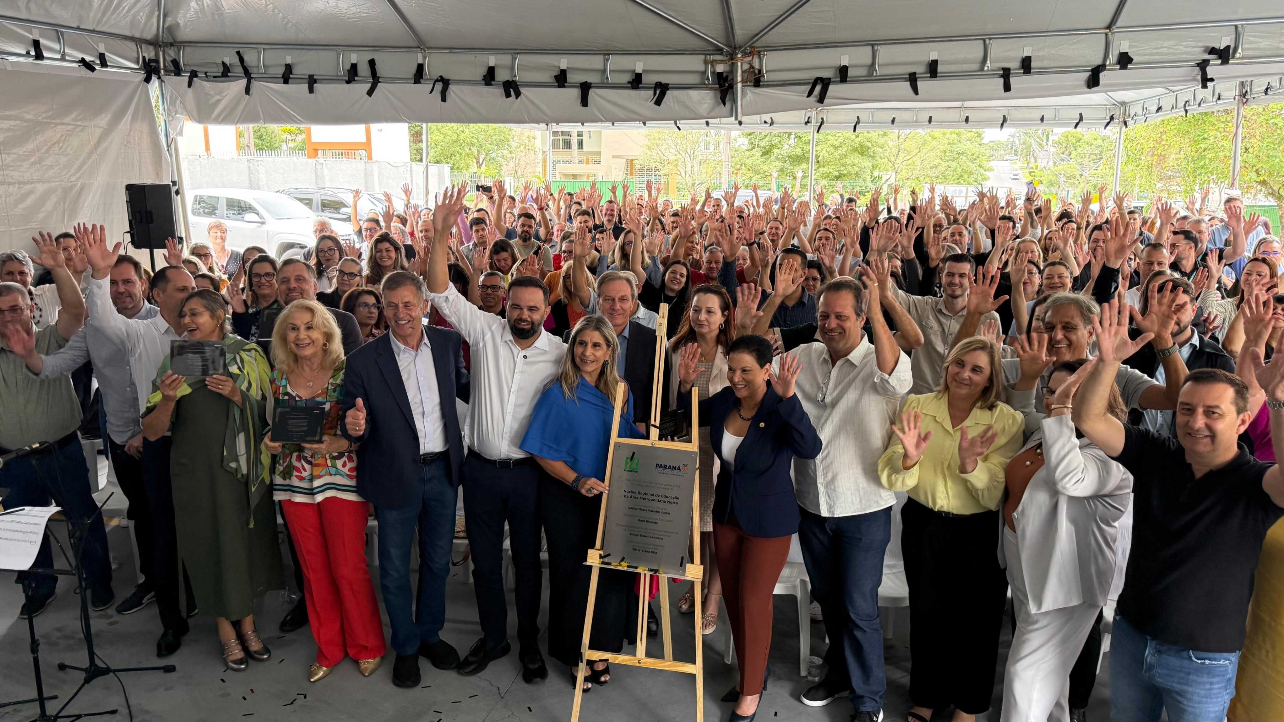 Na foto, a placa de inauguração da nova sede do núcleo