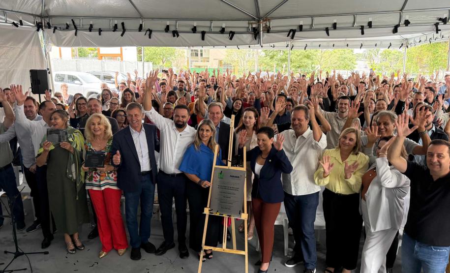 Na foto, a placa de inauguração da nova sede do núcleo